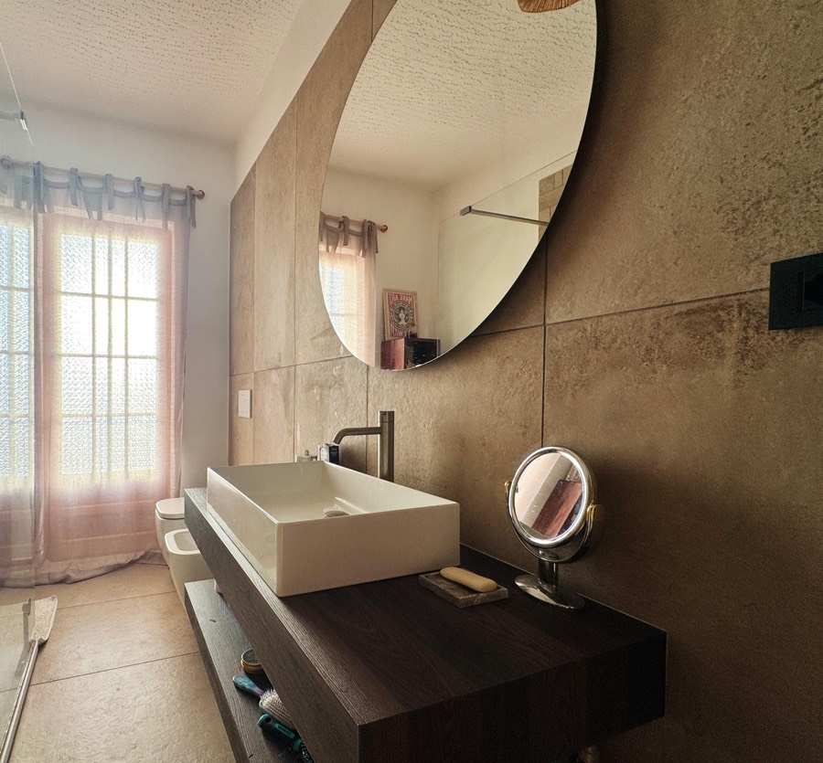 Bagno con specchio tondo