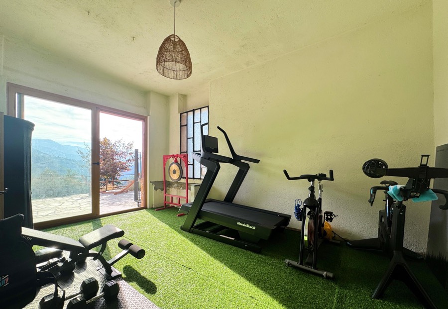 La palestra, con la porta a vetri sulla montagna