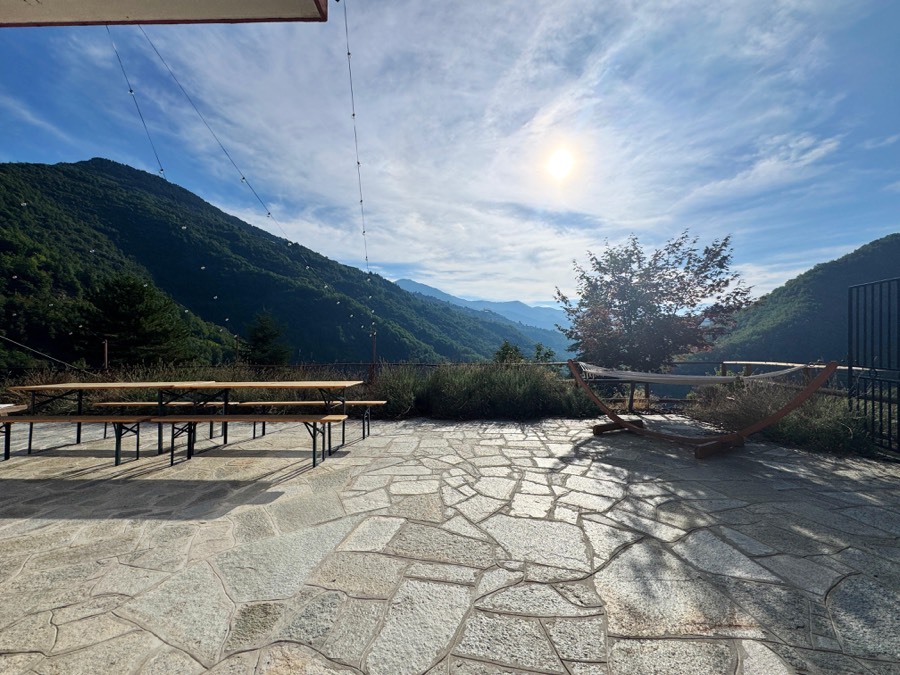 La terrazza panoramica, con i tavoli lunghi