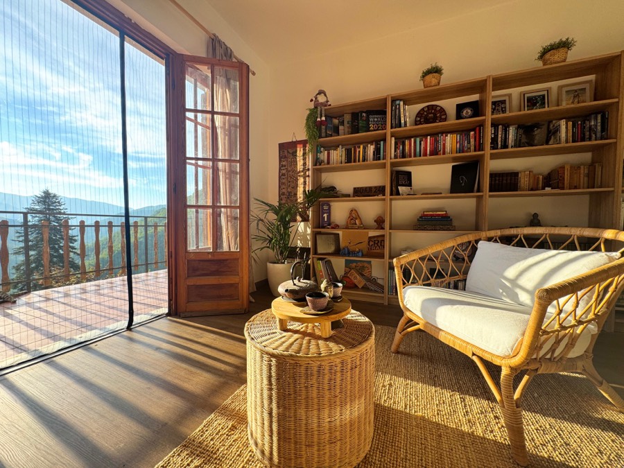 La libreria, con la porta aperta sulla terrazza